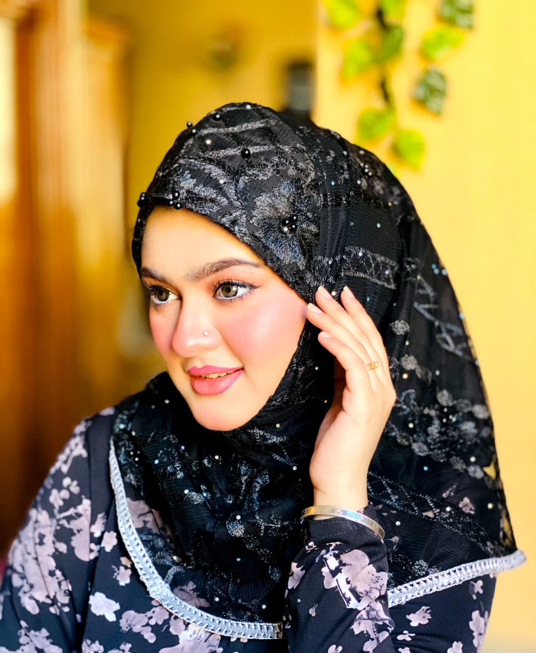 কালো রঙের ইনস্ট্যান্ট শর্ট হিজাব